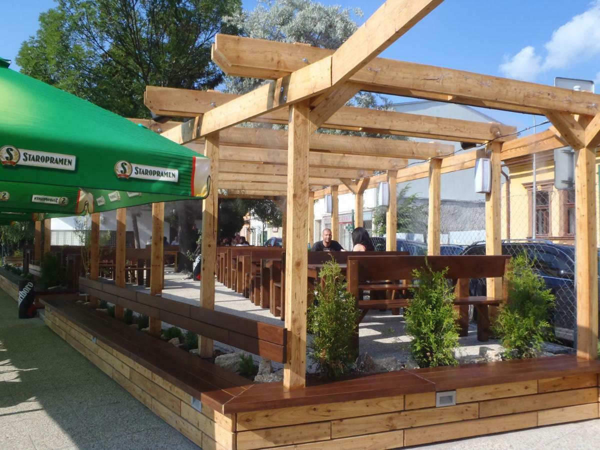 Victoria - Penzion & Restaurant Zvolen Exterior photo